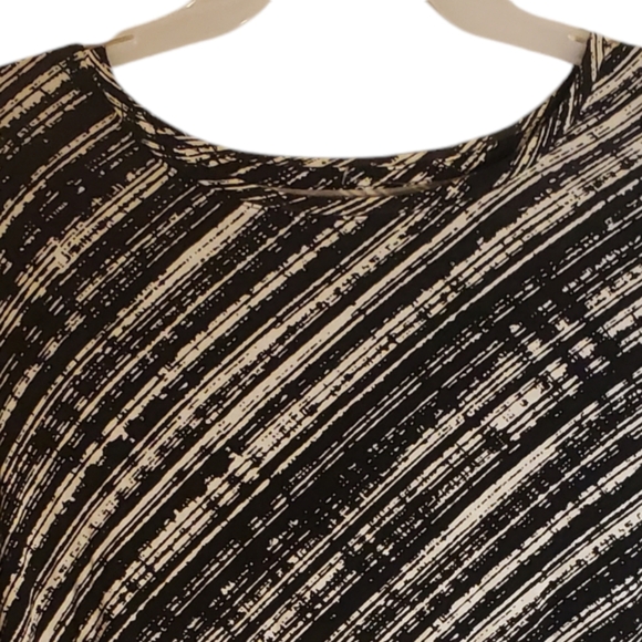 Apt9 women's lg geometric black/white print long sleeves pullover tee. Nwt 5033 - Picture 2 of 4